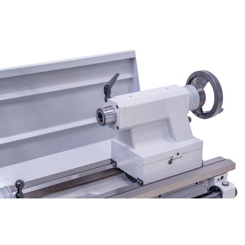 The solid tailstock with spindle taper MT 4 can be adjusted for taper turning.