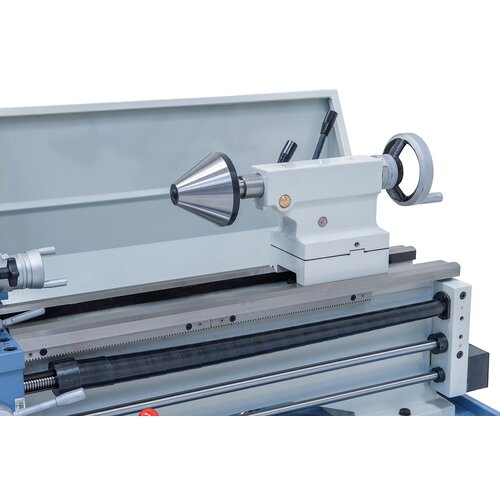 The tailstock with one-hand clamping can be moved for taper turning and is optionally available with a ball nose live center. v