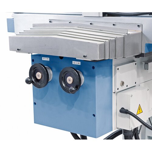 Electronic hand wheels for manual travel and 3 powerful servo motors in x-, y- and z-axis come standard.