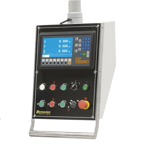 Det digitale positionsdisplay i 3 akser øger produktiviteten med op til 50%. Brugervenligt placering af betjeningselementer på hængepanelet.