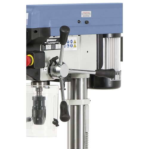 Ergonomically arranged handles guarantee smooth spindle feed.