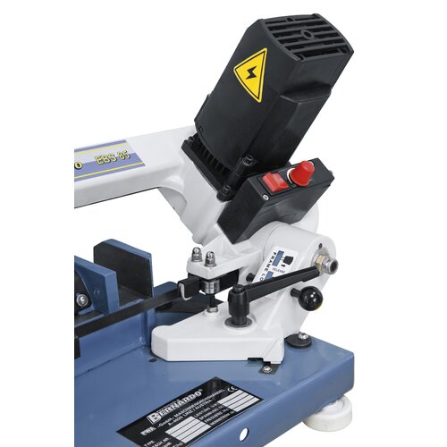 Powerful drive motor features electric speed regulation.
