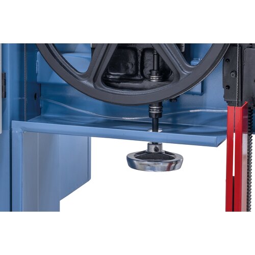 The handwheel allows accurate adjustment of the blade tension.