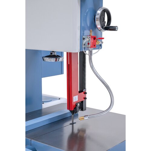 Blade guiding features hardened and polished V-guide pads