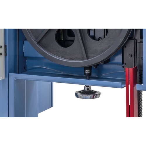 The handwheel allows accurate adjustment of the blade tension.