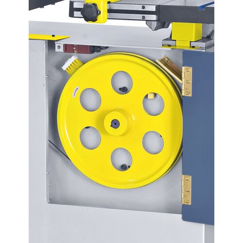 The dynamically balanced cast iron drive wheels assure smooth running of the machine.