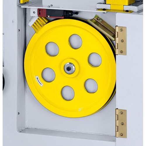 The dynamically balanced cast iron drive wheels assure smooth running of the machine.