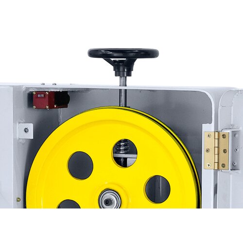 The handwheel allows accurate adjustment of the blade tension.