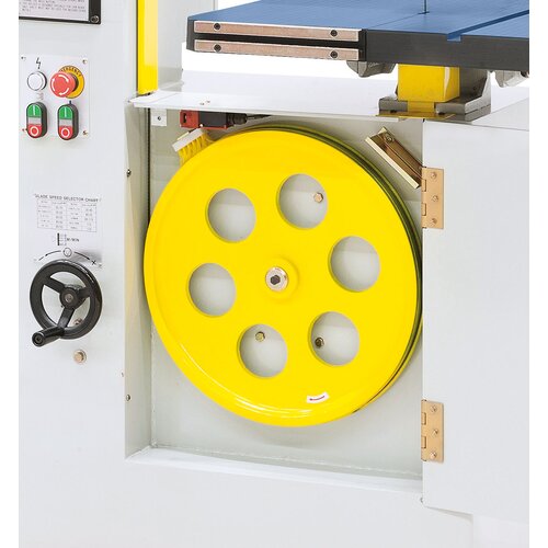 The dynamically balanced cast iron drive wheels assure smooth running of the machine.