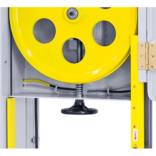 The handwheel allows accurate adjustment of the blade tension.
