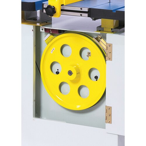 The dynamically balanced cast iron drive wheels assure smooth running of the machine.