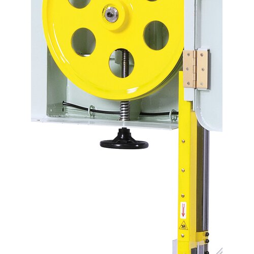 The handwheel allows accurate adjustment of the blade tension.
