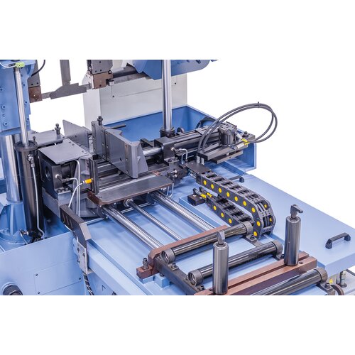 Posuv materiálu pomocí hydraulického upínacího zařízení a přesného kruhového  vedení