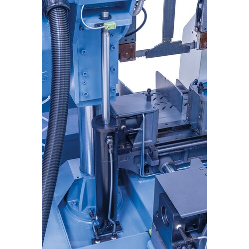 Sériově vybavená hydraulickým válcem, který umožňuje citlivé spouštění ramene pily