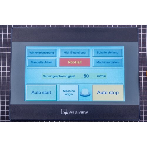 V automatickém režimu lze programovat délku posuvu, úhel řezu a počet řezů.