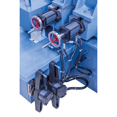 Součástí dodávky je hydraulické upínací zařízení svazku pro oba svěráky.