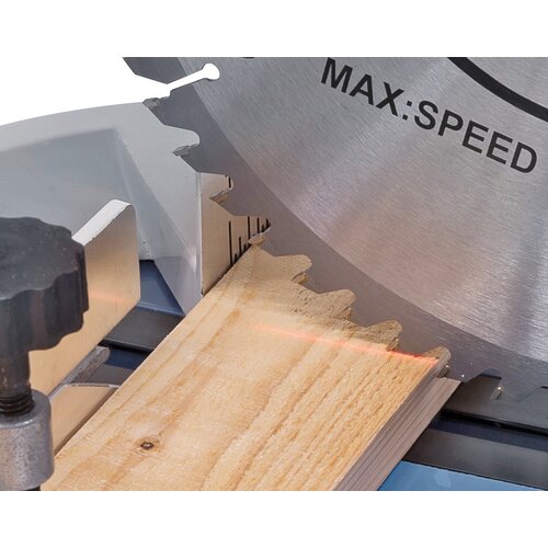 The linear laser device  shows the exact position of the sawblade.